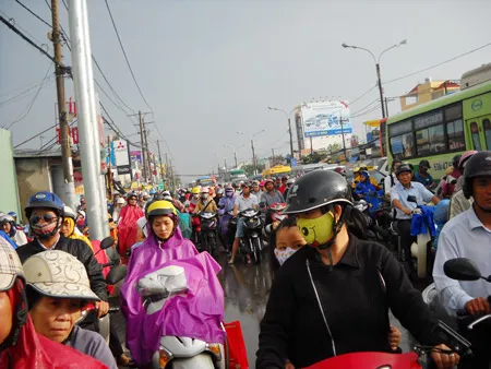 TPHCM: Nhiều tuyến đường bị ngập nước, kẹt xe do mưa kết hợp triều cường