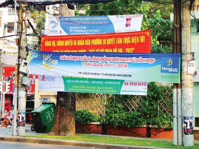 Nhếch nhác vì băng rôn quảng cáo