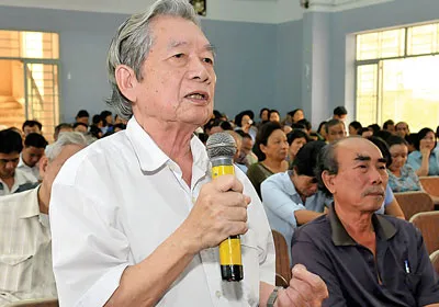 Ông Lê Đình Khôi, quận Phú Nhuận nêu ý kiến tại buổi tiếp xúc cử tri. Ảnh: Việt Dũng