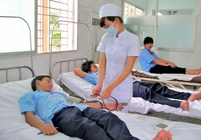 Uống thuốc Recotus - Gần 20 học sinh nghi bị ngộ độc