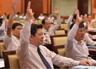 Các đại biểu thông qua Nghị quyết kỳ họp. Ảnh: VIỆT DŨNG