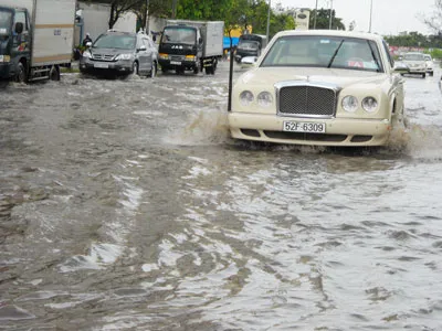 Xe lội nước trên đường Nguyễn Hữu Cảnh, quận Bình Thạnh do mưa gây ngập đường chiều nay.