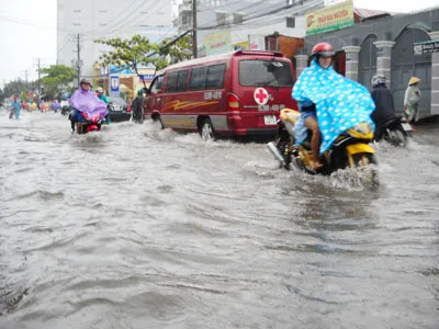 TPHCM: Nhiều tuyến đường lại chìm trong nước