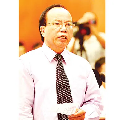 Đại biểu Trần Minh Thiện: "Chính sách cho việc di dời các trường đại học ra khỏi nội thành đã có từ lâu nhưng việc thực hiện chưa thấy tiến triển, TP sẽ hỗ trợ các trường ra sao để thúc đẩy tiến độ?"