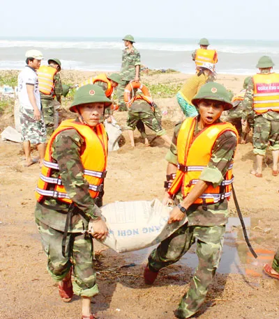 BĐBP Phú Yên giúp dân ứng phó triều cường tại biển Tuy An. Ảnh: Trần Lê Văn