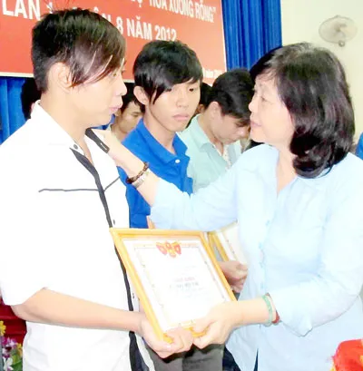 Biểu dương thanh niên chậm tiến có biểu hiện sống tích cực