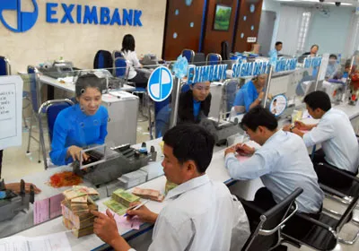 Đua hút tiết kiệm vượt trần lãi suất: Thanh khoản ngân hàng chưa vững
