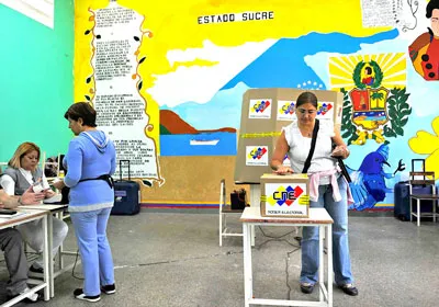 Cử tri bỏ phiếu tại một điểm bỏ phiếu ở thủ đô Caracas.