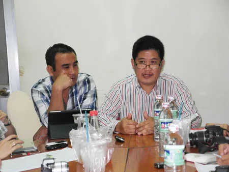 Nghệ sĩ Quyền Linh và ông bầu Phước Sang (phải) trong buổi gặp báo chí.