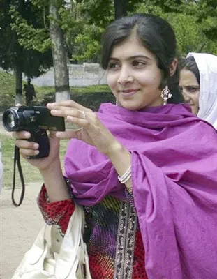 Malala Yousafzai trên đường phố ở thung lũng Swat, Tây Bắc Pakistan.