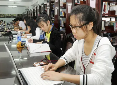 Sinh viên Khoa Môi trường - Trường ĐH Bách khoa TPHCM thực tập trong phòng thí nghiệm. Ảnh: Mai Hải