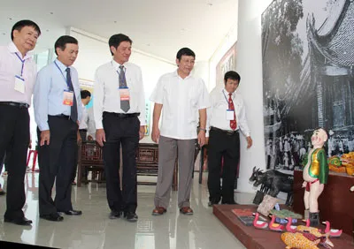 Các đồng chí lãnh đạo tỉnh Ninh Thuận và các cơ quan, đơn vị (Bộ VH-TT&DL) tham quan phòng trưng bày các hiện vật.