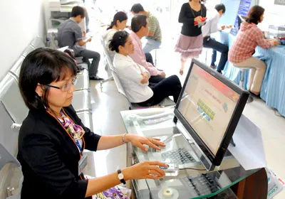 Dùng dấu vân tay kiểm tra thông tin và đăng ký giao dịch sao y, nhà đất, hộ tịch... tại UBND phường Bến Thành, quận 1, TPHCM. Ảnh: Kim Ngân