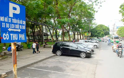 Ô tô đậu đúng nơi quy định trên đường Lê Lai. Ảnh: Cao Thăng