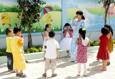 Một buổi sinh hoạt ngoài trời của các cháu Trường Mầm non Sơn Ca 9, quận 12 TPHCM. Ảnh: MAI HẢI