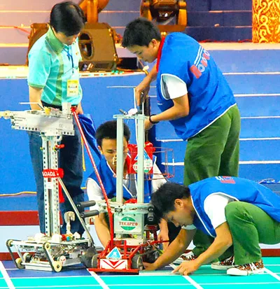 Qua các cuộc thi robot, sinh viên được rèn luyện kỹ năng và sự sáng tạo. Ảnh: MAI HẢI