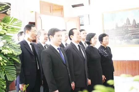 Đoàn đại biểu lãnh đạo TPHCM mặc niệm trước di ảnh cựu Quốc vương Campuchia Norodom Sihanouk tại lãnh sự quán Campuchia tại TPHCM