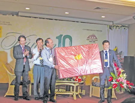 Lãnh đạo 2 công ty tặng quà kỷ niệm 10 năm hợp tác thành công