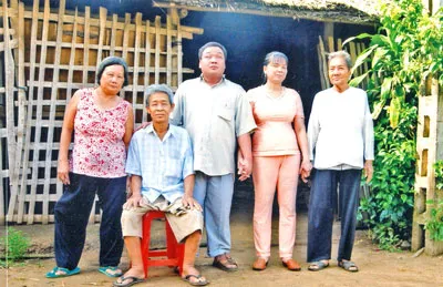 Cả gia đình 5 người tật nguyền, khốn khó