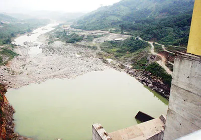 Đập thủy điện Sông Tranh 2 cao 97m, cách hạ lưu chân đập khoảng 5km là thị trấn Bắc Trà My.