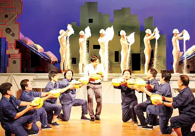 Cảnh trong vở Vượt qua tâm bão của Đoàn Nghệ thuật Cải lương Đồng Nai trong đêm khai mạc liên hoan 20-10. Ảnh: Đỗ Hạnh