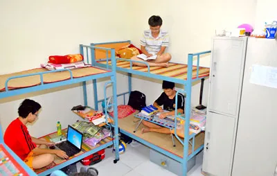 Sinh viên trong ký túc xá ĐHQG TPHCM vừa khánh thành. Ảnh: DIỄM THY