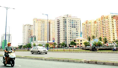 Các cao ốc thay thế nhà lụp xụp ven kênh Bến Nghé. Ảnh: Cao Thăng