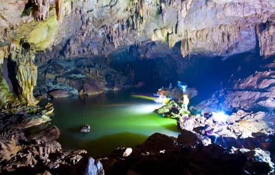 Phát hiện hồ nước “treo”  trong động Phong Nha