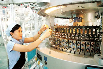 Công nhân Công ty cổ phần dệt may Thành Công thực hiện đơn hàng xuất khẩu. Ảnh: KIM NGÂN