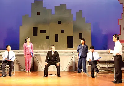 Cảnh trong vở cải lương “Vượt qua tâm bão” do NSND Giang Mạnh Hà dàn dựng cho Đoàn cải lương Đồng Nai dự Liên hoan sân khấu cải lương chuyên nghiệp toàn quốc năm 2012.