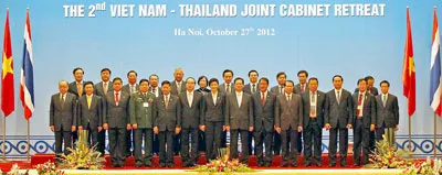 Thủ tướng Nguyễn Tấn Dũng và Thủ tướng Thái Lan Yingluck Shinawatra cùng các thành viên chính phủ hai nước. Ảnh: Minh Điền