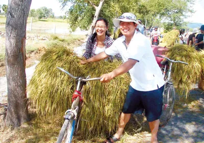 Du khách thích thú khi được tham gia cùng làng nghề