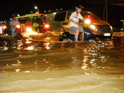 Triều cường gây ngập nặng tại tuyến đường Lương Định Của, quận 2 những ngày giữa tháng 10
