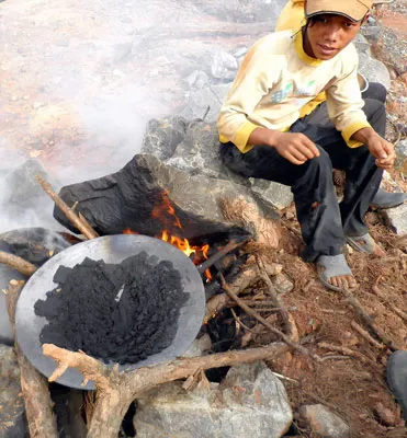 Trẻ em thì có nhiệm vụ đi kiếm củi đun những chiếc chảo gang để những vụn thiếc khô hết nước.