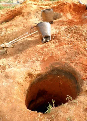 Để trả giá cho những vụn thiếc chẳng bõ bèn gì là những hố hầm khắp nơi gây sạt lở đất, ô nhiễm môi trường và mỹ quan.