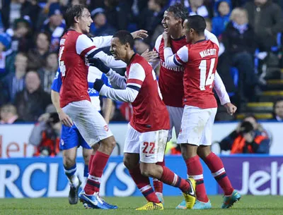 Đồng đội chúc mừng tiền đạo M. Chamakh (thứ hai bên phải) sau khi anh ghi bàn vào lưới Reading, ấn định chiến thắng 7 - 5 cho Arsenal.