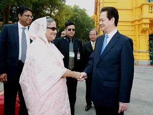 PM Nguyen Tan Dung (R) and his Bangladeshi counterpart Sheikh Hasina, Ha Noi, November 2, 2012 - Photo: VNA