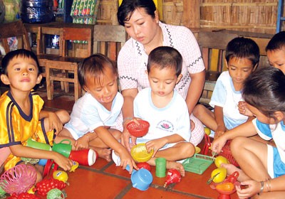 Preschool teachers and students learn in bamboo classroms in the Mekong delta (Photo: SGGP)