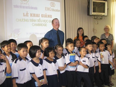 Foreign teachers and students attend the opening of the new school year of Nguyen Binh Khiem Primary School (Photo: SGGP)