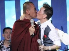 Dam Vinh Hung kisses lips of Venerable Thich Phap Dinh