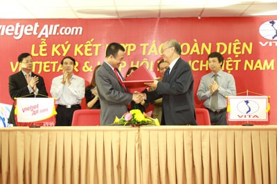 At the agreement signing ceremony (Photo: Courtesy of VietJet Air)