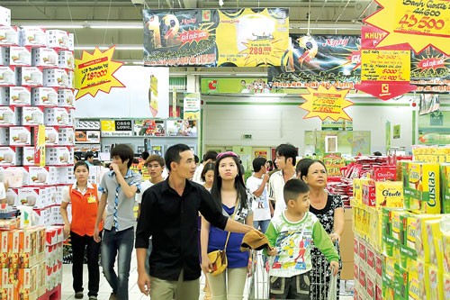 Customers go shopping at BigC supermarket. (Photo: SGGP)