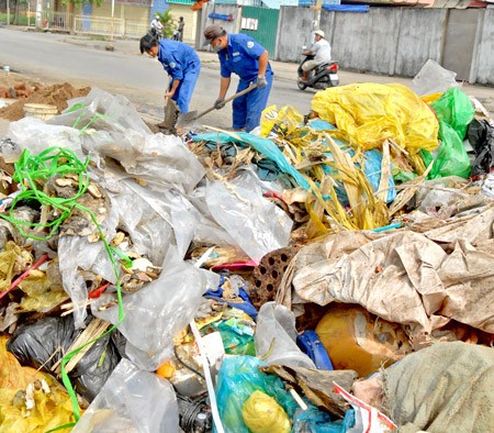 Debris littered on the pavement of road 54 in Binh Tan District in HCMC (Photo: Kim Ngan)