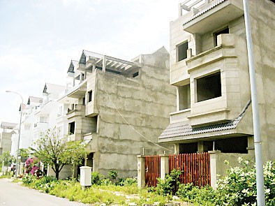 A housing project in District 9 lies abandoned after the investor ran out of capital (Photo: SGGP)