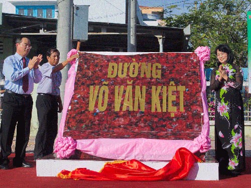 The ceremony to name Vo Van Kiet Boulevard in Vinh Long Province (photo Nguoi Lao Dong)