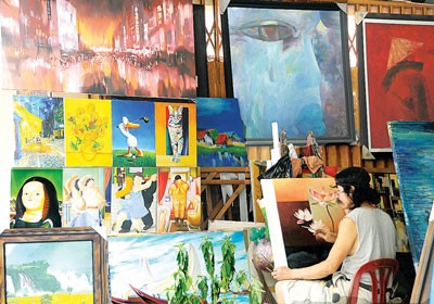 A reproduction gallery on Pham Ngu Lao Street in District 1 in HCMC (Photo: SGGP)