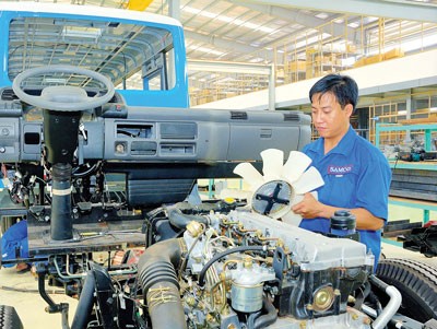 A worker assembling a car (Photo: SGGP)