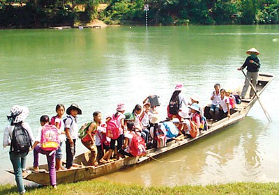 Students going to school by boat without lifejackets from Vang Market Wharf in Quang Binh Province (Photo: SGGP)