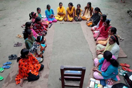 Các tình nguyện viên đọc thông tin phòng chống HIV/AIDS trên trang web y tế tại quận Gaibandha, Bắc Dhaka.