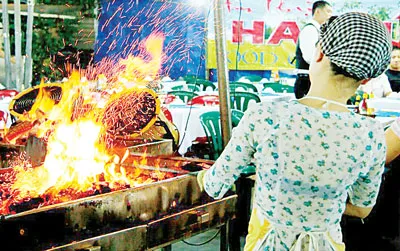Bếp lửa ấm áp mời gọi khách thưởng thức ẩm thực đêm.